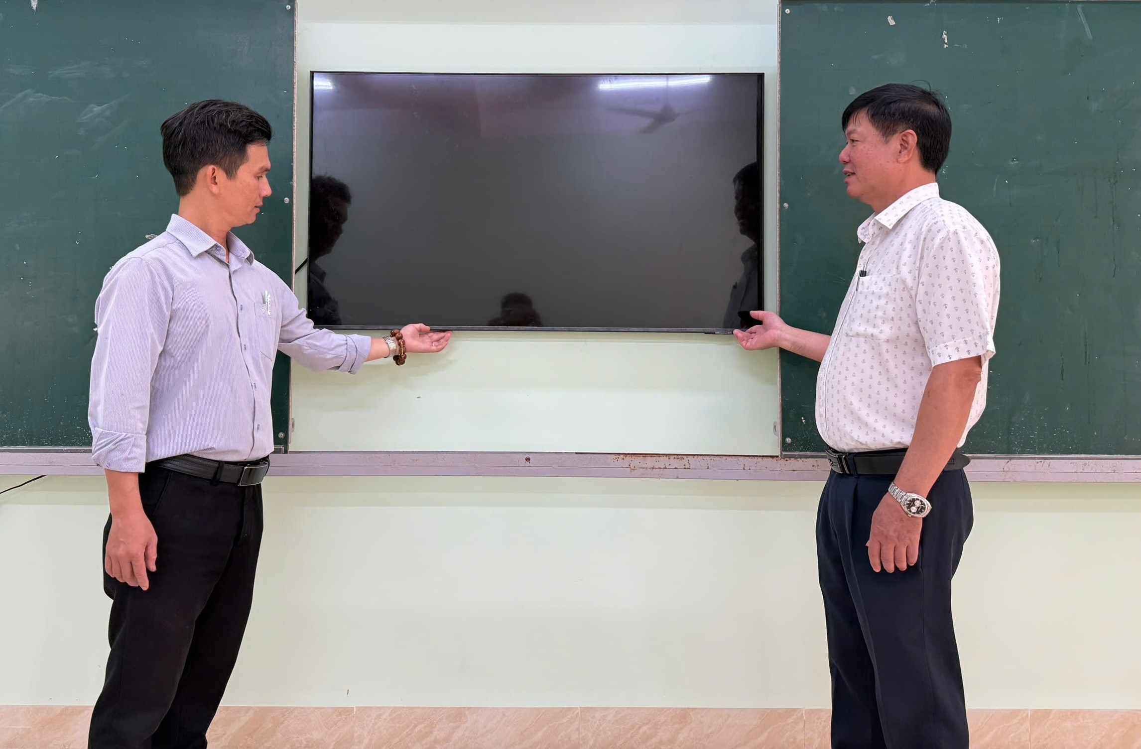 Ban Giám hiệu trường THCS Lương Thế Vinh kiểm tra thiết bị dạy học đảm bảo cho năm học mới